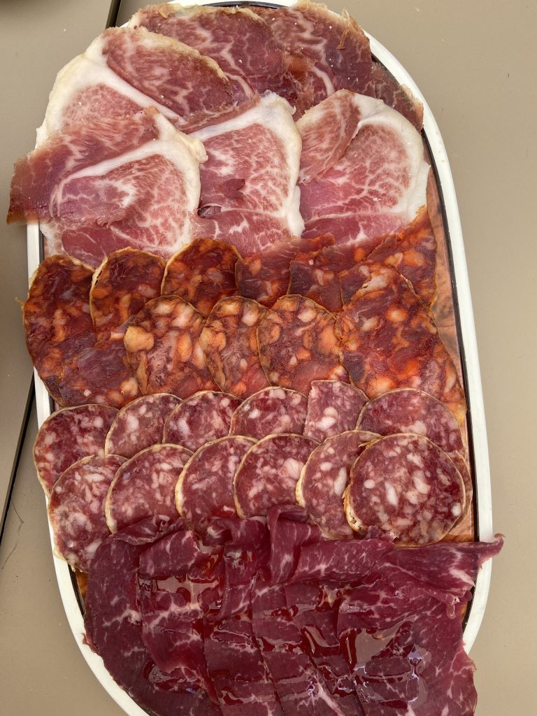 Plato típico cántabro con ingredientes locales