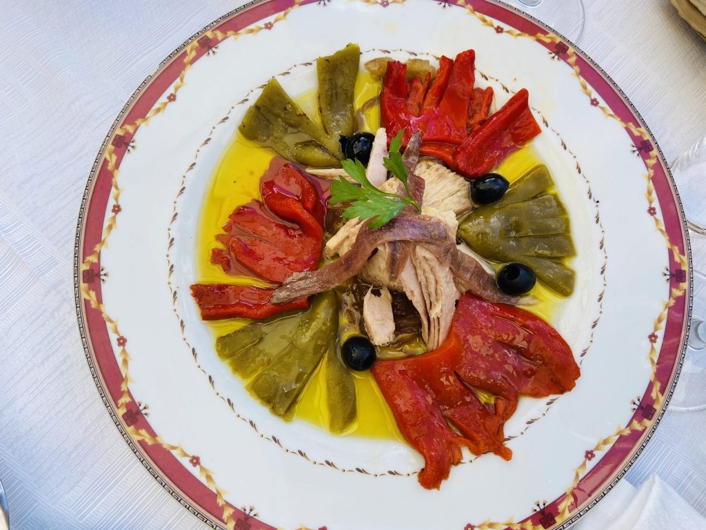 Plato cántabro con productos de la zona
