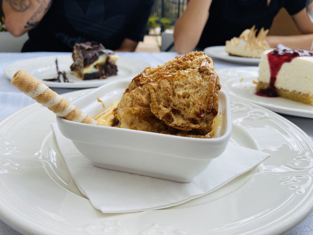 Plato tradicional cántabro con alimentos nutritivos