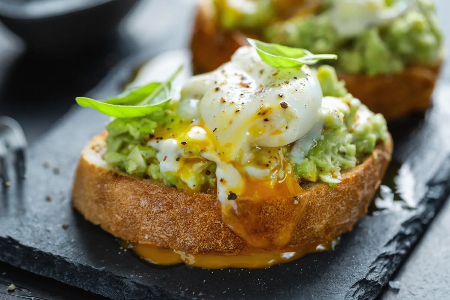 Recetas de desayuno para embarazadas: Tostadas integrales con aguacate y huevo 