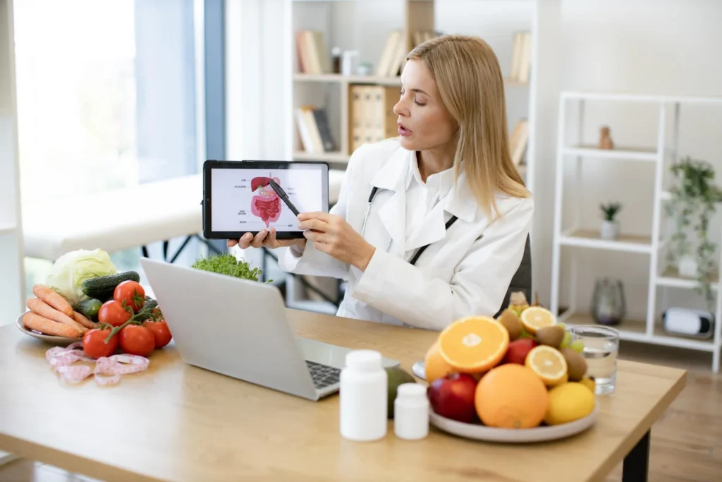 Dietista nutricionista en consulta online explicando sistema digestivo a un paciente