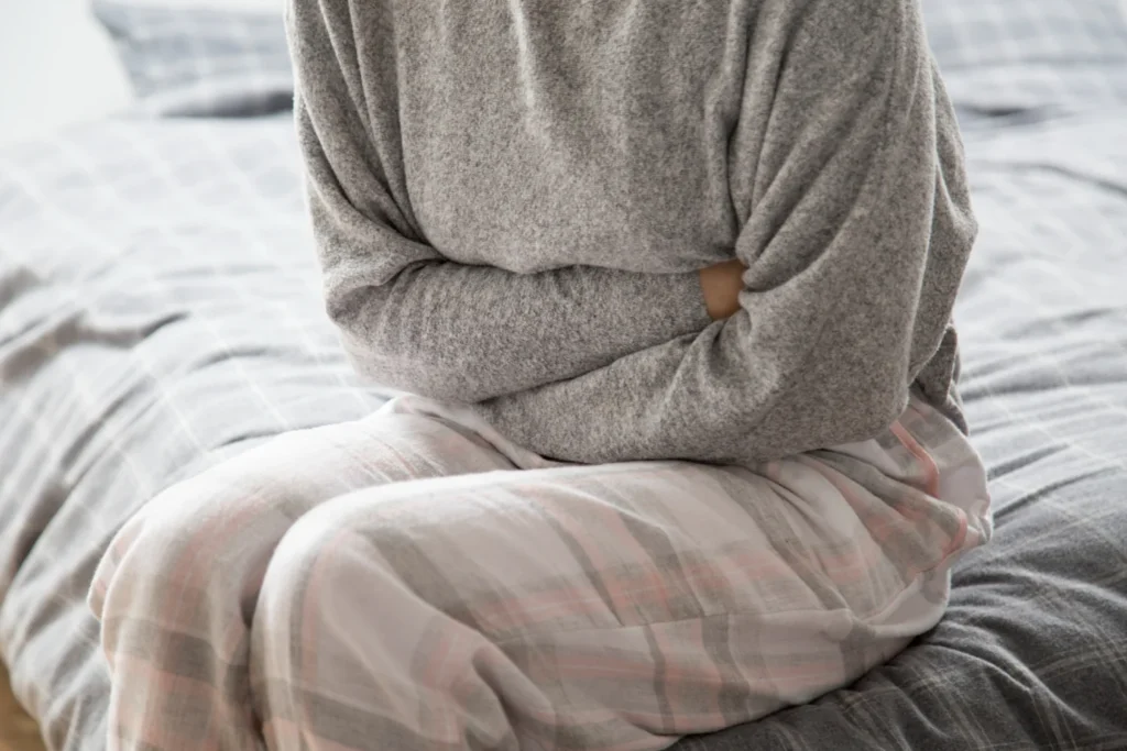 mujer con dolor abdominal por síndrome de intestino irritable